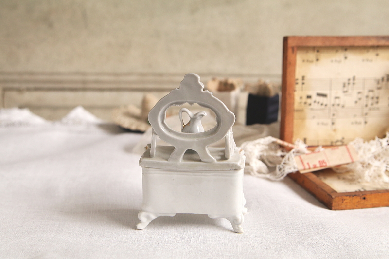 ポーセリンミニチュアドレッシングチェスト　ドイツ　アンティークストリュフ