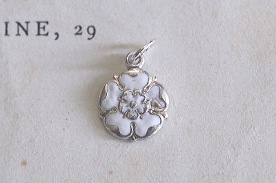 紋章のエナメルシルバーチャーム　イギリス　アンティークストリュフ