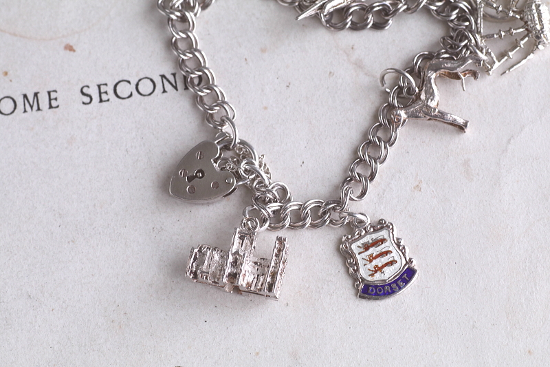 シルバーチャーム　チェーンブレスレット　紋章　イギリス　アンティークストリュフ