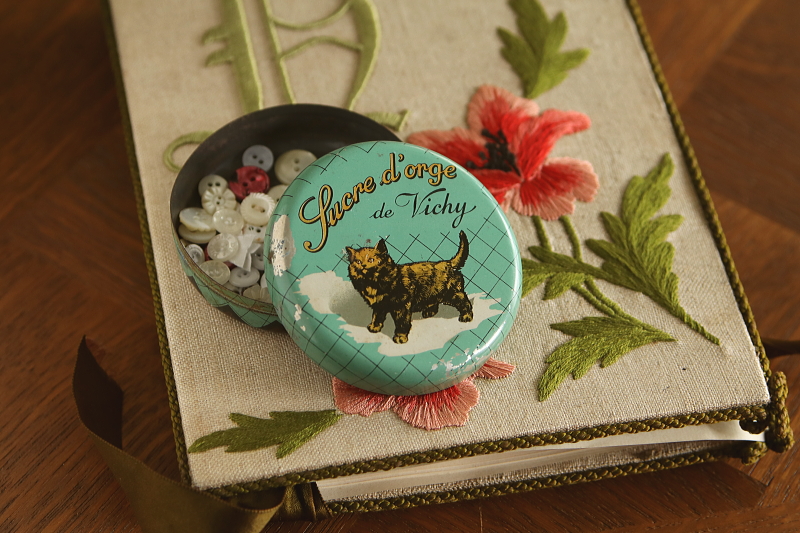 猫のキャンディー缶　Vichy　au petit chat フランス　アンティークストリュフ