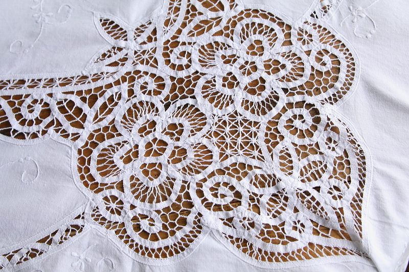 バテンレースと花の刺繍　コットンノーバリテーブルクロス　イギリス　アンティークストリュフ