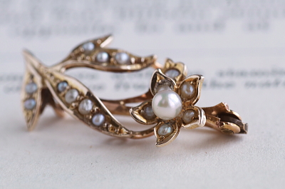 パール飾りゴールドブローチ　ダフォディル　イギリス　アンティークストリュフ