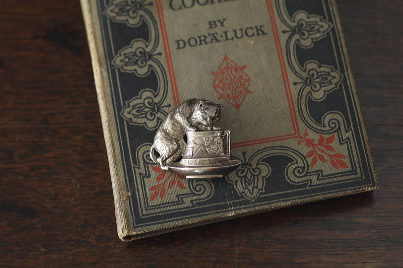 猫とティーカップのシルバーブローチ　ヨーロッパ　アンティークストリュフ