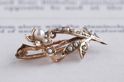 パール飾りゴールドブローチ　ダフォディル　イギリス　アンティークストリュフ