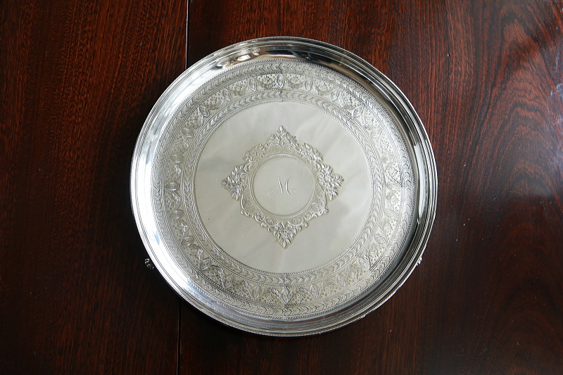 飾り文字のラウンドサルヴァ　james dixon and sons イギリス　アンティークストリュフ