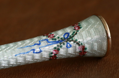 ギロッシュエナメルアンドアイボリーシガレットホルダー　リボンとローズガーランド　フランス　アンティークストリュフ