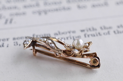 パール飾りゴールドブローチ　ダフォディル　イギリス　アンティークストリュフ