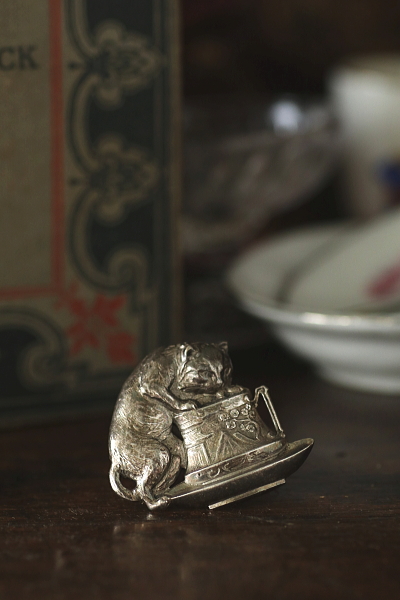 猫とティーカップのシルバーブローチ　ヨーロッパ　アンティークストリュフ