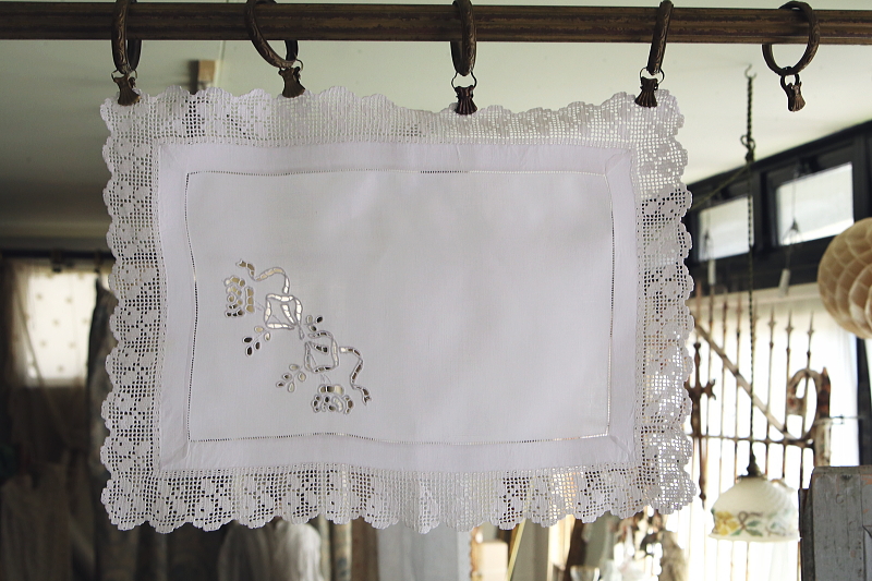 リボンのカットワーク　チェストトッパー　イギリス　アンティークストリュフ