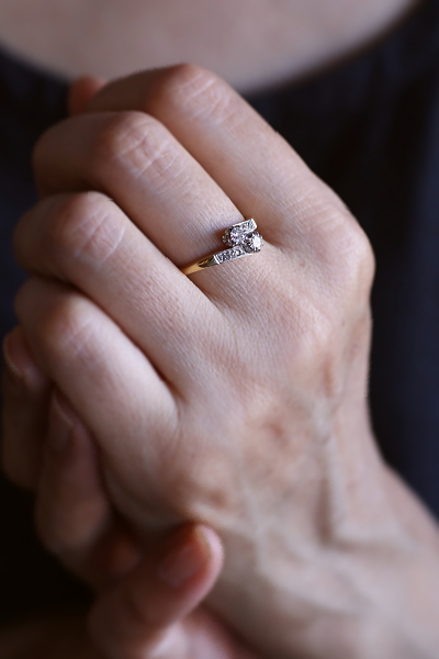 プラチナアンドゴールドダイヤモンドトワエモアリング　エンゲージ　婚約指輪　イギリス　アンティークストリュフ 2025090