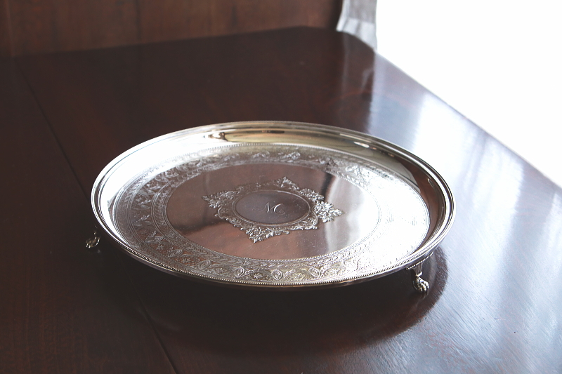 飾り文字のラウンドサルヴァ　james dixon and sons イギリス　アンティークストリュフ