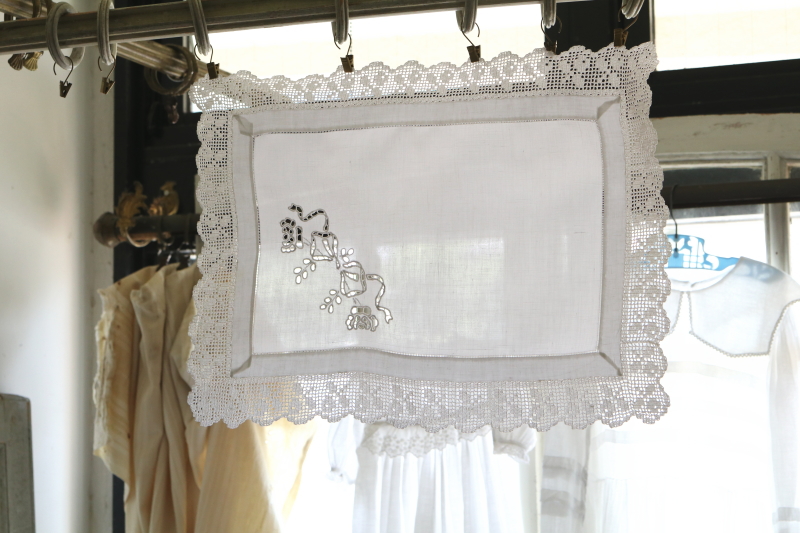 リボンのカットワーク　チェストトッパー　イギリス　アンティークストリュフ