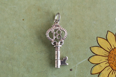 ヴィンテージシルバーキーチャーム　 アンティークジュエリー　ヴィンテージアクセサリー　イギリス　アンティークストリュフ 20251216