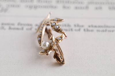 パール飾りゴールドブローチ　ダフォディル　イギリス　アンティークストリュフ