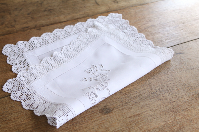 リボンのカットワーク　チェストトッパー　イギリス　アンティークストリュフ