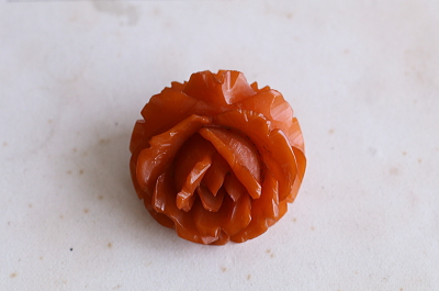 カーブドベークライト　薔薇のペンダントブローチ　ヨーロッパ アンティークストリュフ