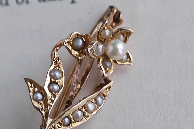 パール飾りゴールドブローチ　ダフォディル　イギリス　アンティークストリュフ
