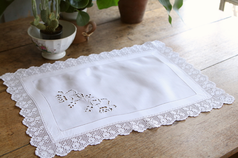 リボンのカットワーク　チェストトッパー　イギリス　アンティークストリュフ