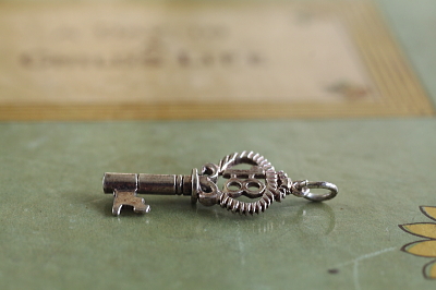 ヴィンテージシルバーキーチャーム　 アンティークジュエリー　ヴィンテージアクセサリー　イギリス　アンティークストリュフ 20251216