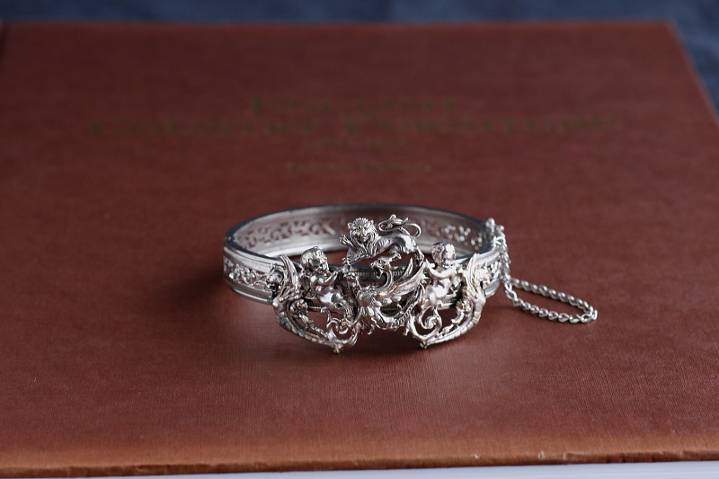 天使と幻獣シルバートーンブレスレット　フランス　アンティークストリュフ