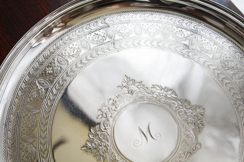 飾り文字のラウンドサルヴァ　james dixon and sons イギリス　アンティークストリュフ