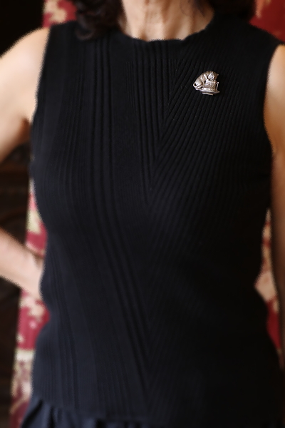 猫とティーカップのシルバーブローチ　ヨーロッパ　アンティークストリュフ