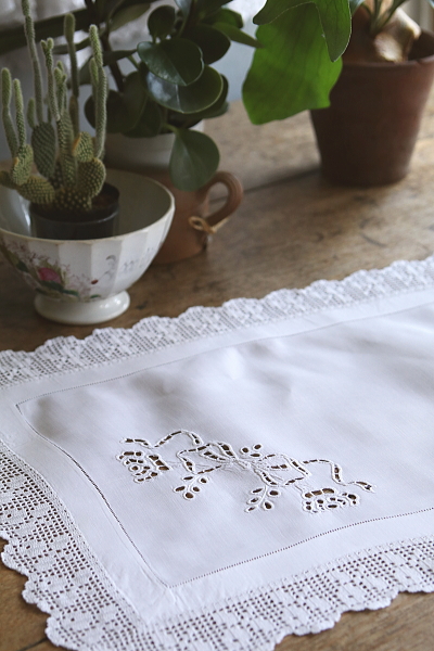 リボンのカットワーク　チェストトッパー　イギリス　アンティークストリュフ 20250724