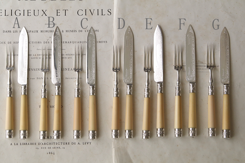 エングレービングのデザートナイフアンドフォーク　アイボリーハンドル　象牙　イギリス アンティークストリュフ