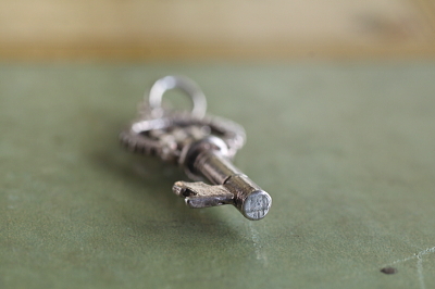 ヴィンテージシルバーキーチャーム　 アンティークジュエリー　ヴィンテージアクセサリー　イギリス　アンティークストリュフ 20251216