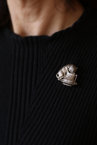 猫とティーカップのシルバーブローチ　ヨーロッパ　アンティークストリュフ