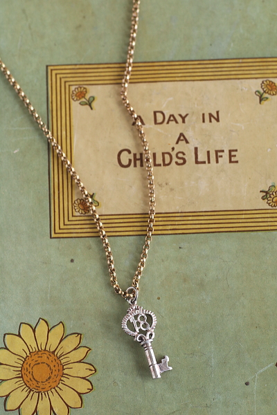 ヴィンテージシルバーキーチャーム　 アンティークジュエリー　ヴィンテージアクセサリー　イギリス　アンティークストリュフ 20251216