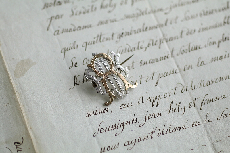 ピアスドワーク　シルバーゴールドモノグラムブローチ　イギリス　アンティークストリュフ 20251217