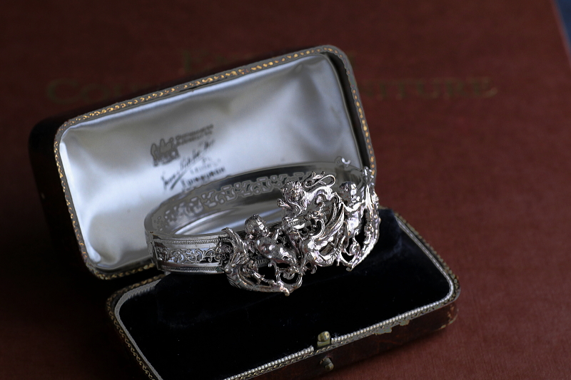 天使と幻獣シルバートーンブレスレット　フランス　アンティークストリュフ