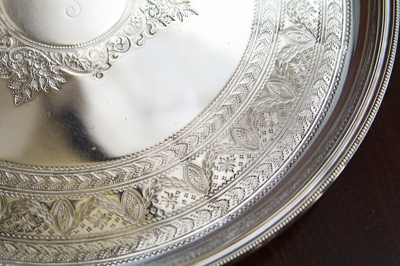 飾り文字のラウンドサルヴァ　james dixon and sons イギリス　アンティークストリュフ