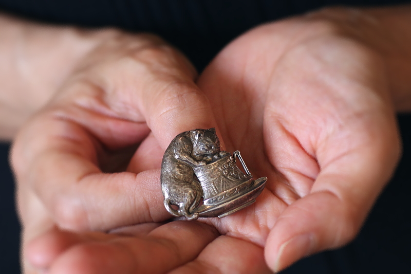 猫とティーカップのシルバーブローチ　ヨーロッパ　アンティークストリュフ