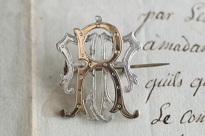 ピアスドワーク　シルバーゴールドモノグラムブローチ　イギリス　アンティークストリュフ 20251217