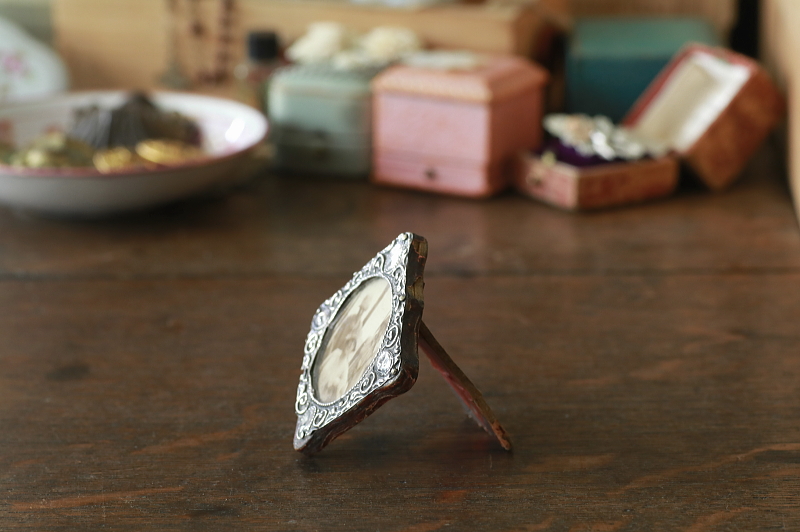 銀飾りの小さなフォトスタンド　イギリス　アンティークストリュフ