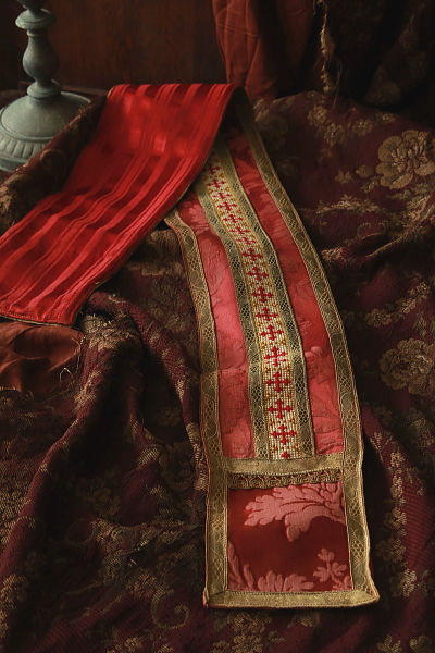 シルクダマスクとプチポワン　祭服の装飾　十字架　フランス　アンティークストリュフ