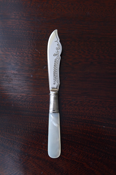 マザーオブパールハンドルバターナイフ　ティーナイフ　イギリス　アンティークストリュフ