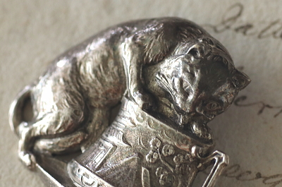 猫とティーカップのシルバーブローチ　ヨーロッパ　アンティークストリュフ