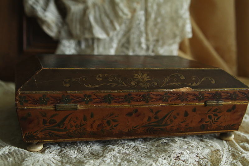 象牙の摘みの紙張りの箱　グレイハウンド　アンティークストリュフ