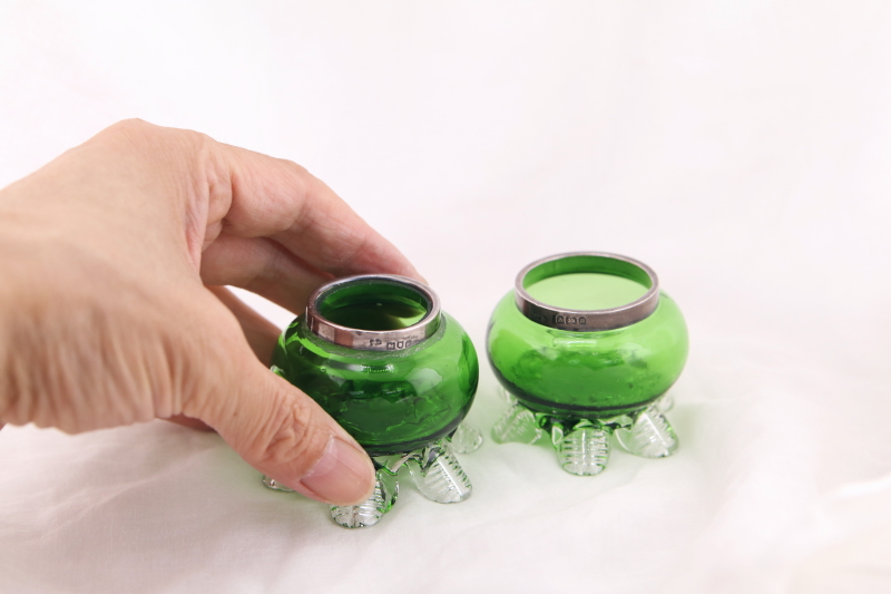 シルバーリムグリーングラスソルトディッシュ　ヴィクトリアン　イギリス　アンティークストリュフ