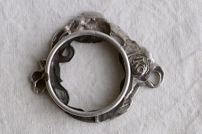 アールヌーヴォーの花のナプキンリング　ポピー　ヨーロッパ　アンティークストリュフ