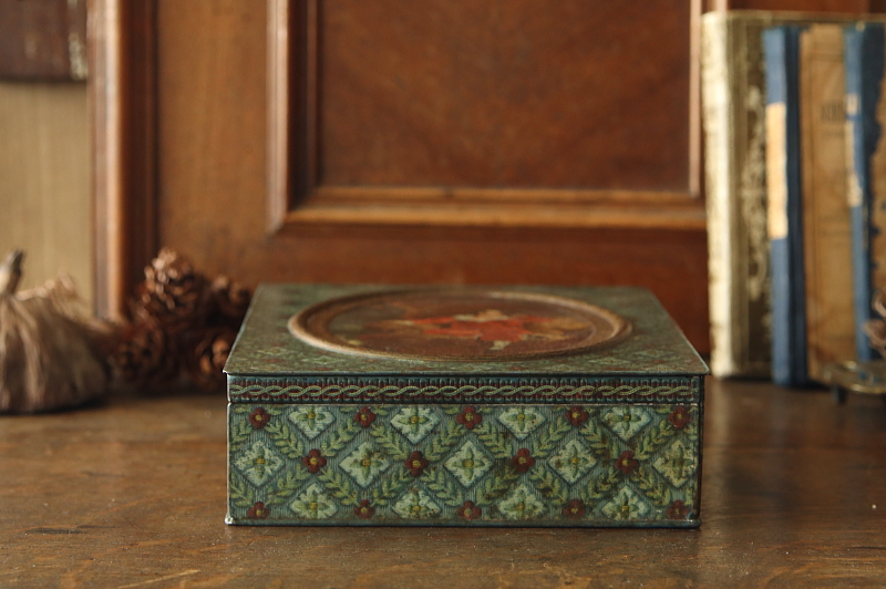 the red boyのビスケット缶　huntry and palmers イギリス　アンティークストリュフ