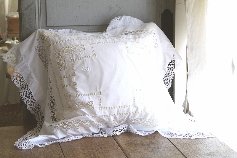 ボビンレースのクッションカバーペア　イギリス　アンティークストリュフ