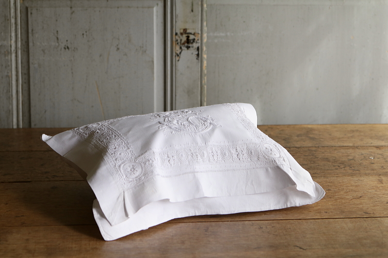 刺繍のナイトドレスケースのクッション　ワイルドストロベリー　イギリス アンティークストリュフ