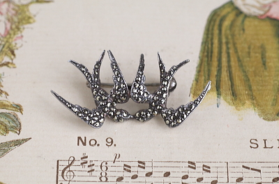 2羽のツバメのマーカサイトシルバーブローチ　アンティークジュエリー　ヴィンテージアクセサリー　イギリス　フランス　ヨーロッパ　アンティークストリュフ