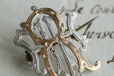 ピアスドワーク　シルバーゴールドモノグラムブローチ　イギリス　アンティークストリュフ 20251217