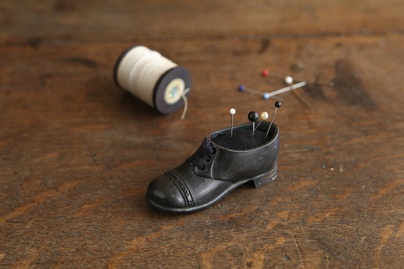 メタルシューズのピンクッション　イギリス　アンティークストリュフ