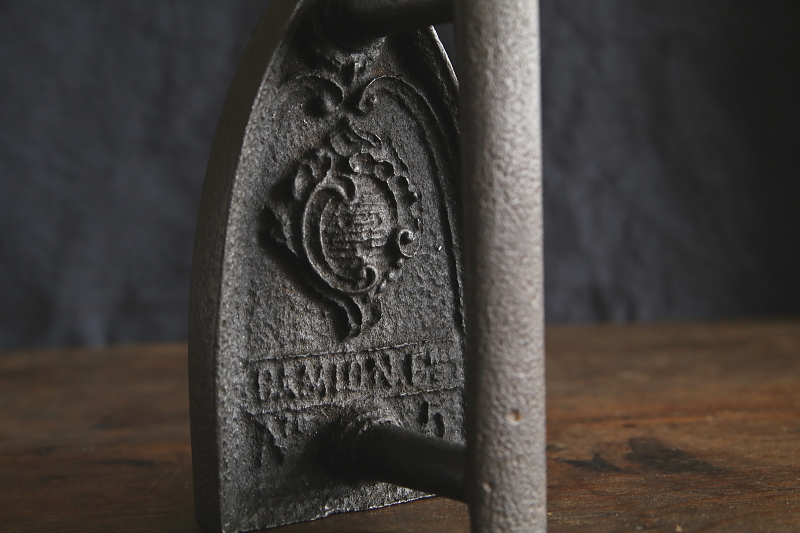 鋳鉄のフレンチアイロン　フランス アンティークストリュフ 20260109